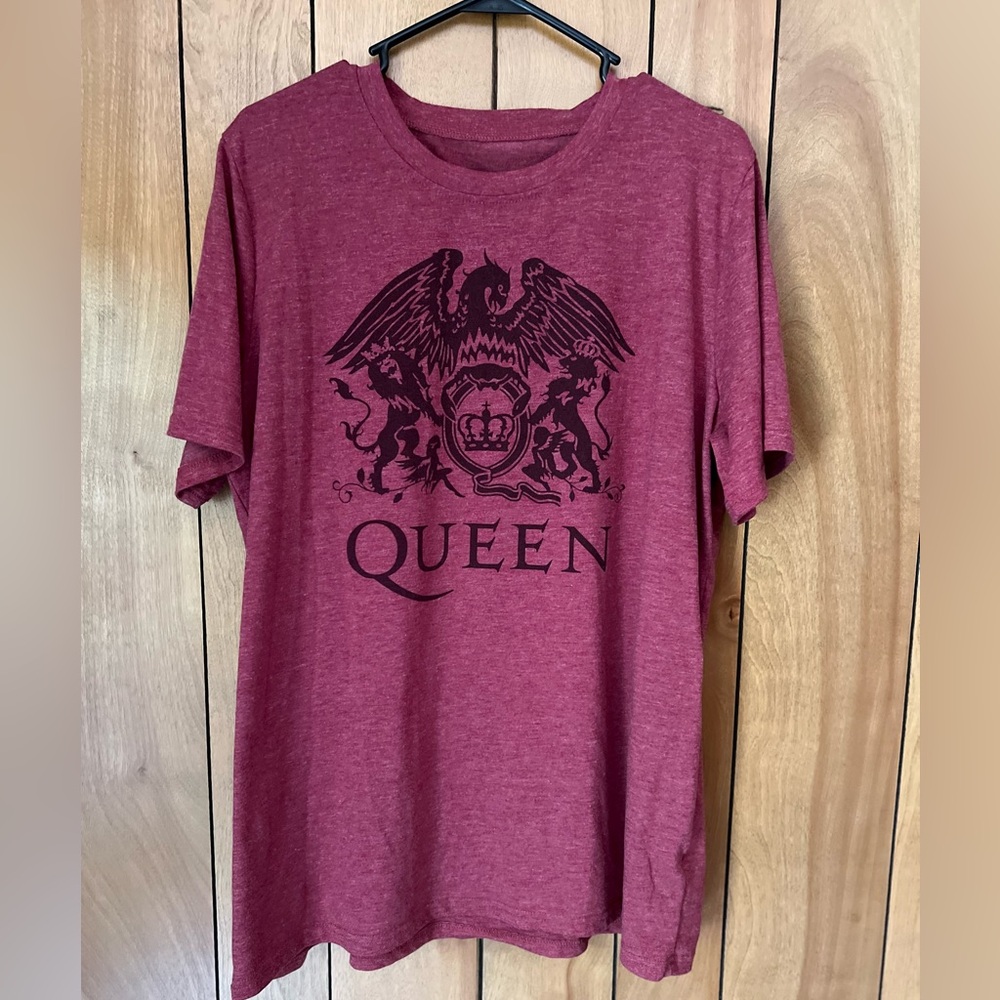 Queen Red Short Sleeve Tee with Graphic Design
